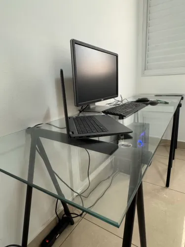 Mesa de escritório em vidro (1,8 x 0,7m) com 3 cavaletes em aço 
