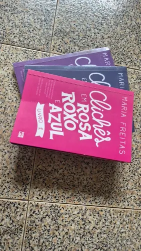 Livro Clichês em Rosa Roxo e Azul