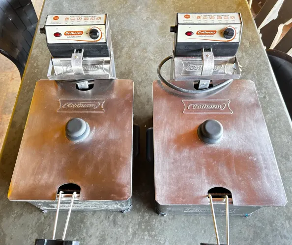 Vende-se 2 fritadeiras industrial cotherm 5 litros