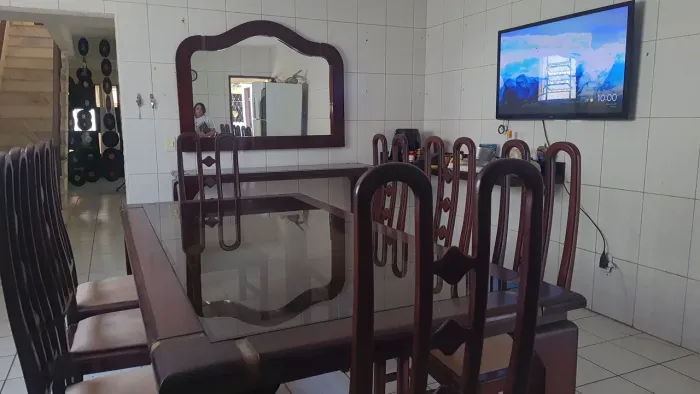 CONJUNTO DE SALA DE JANTAR VINTAGE EM MADEIRA MACIÇA ? 8 LUGARES + APARADOR + ESPELHO