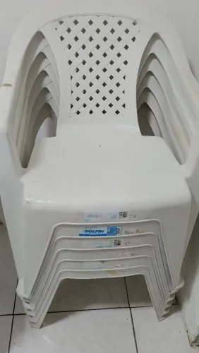 8 cadeiras plásticas 