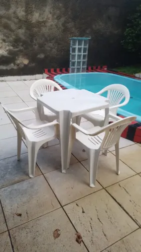 Mesa de plástico e cadeiras com braços
