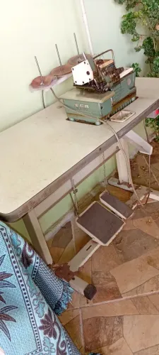 Uma máquina costura reta e um overloque industrial