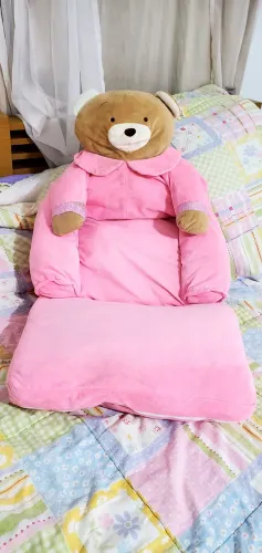 pelúcia estilo sofá de ursinho rosa para bebê dobra-se como um colchonete.