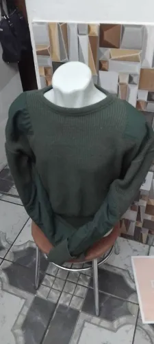 Blusa de lã verde oliva.