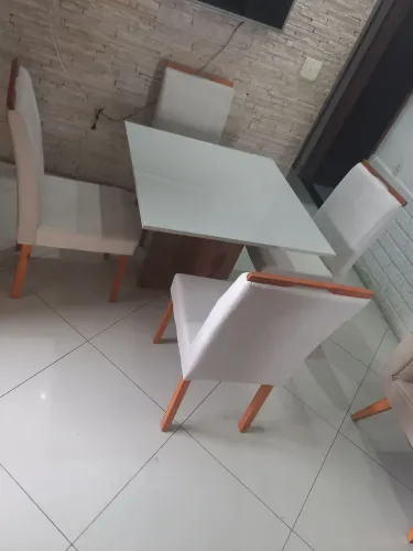 Vendo mesa com 4 cadeiras, tampo de vidro!