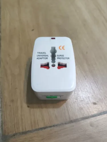 Adaptador Universal de Tomada | Viagem Internacional | Europa USA UK | Com Trava