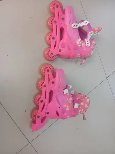 VENDO 1 PAR DE PATINS TAMANHO 35 FEMININO COR ROSA , POR R$ 50,00 REAIS