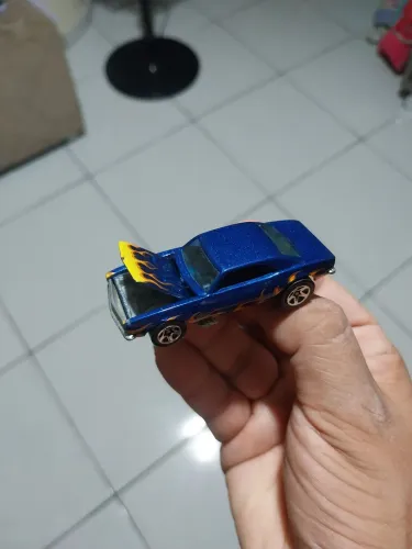 Hot Wheels '67 Chevy Camaro azul metálico