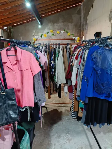 Lote 04 roupas variadas femininas 
