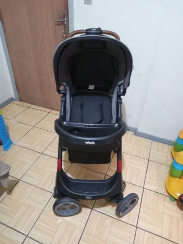 Carrinho de Bebê com bebê conforto