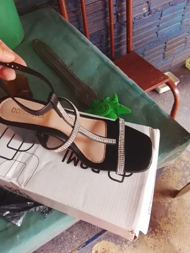 Vendo sandália nova nunca usada 36 mais só serve pra 35, 50 reais