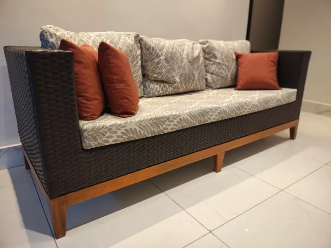 Sofá e poltronas com acabamento e madeira, para área interna ou externa