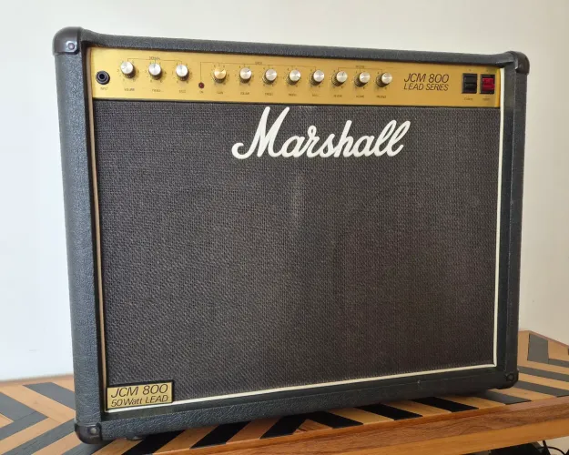 Amplificador Marshall JCM 800 4212