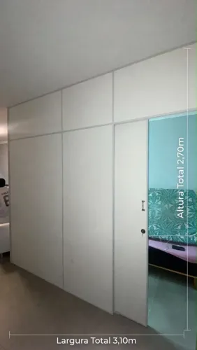 Divisória Eucatex com porta de correr