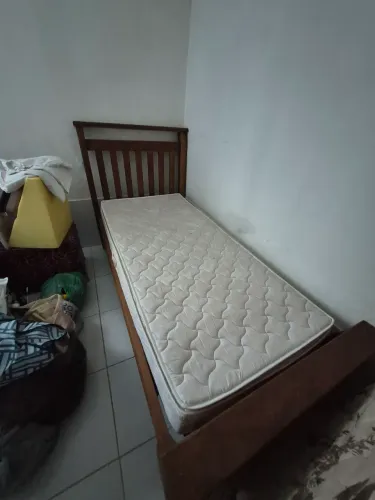 cama de madeira de solteiro com cabeceira