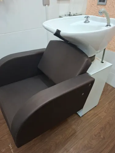 Lavatório com Cuba de porcelana.