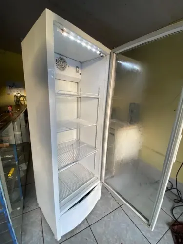 Expositor de bebidas GELOPAR semi-novo com garantia