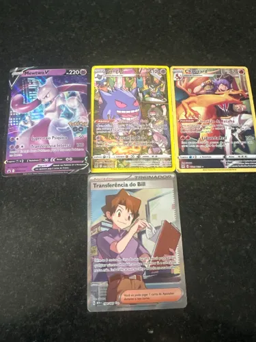 Lote 4 cartas Pokémon originais: Charizard, Gengar, Bill e Mewtwo. R$ 614,60.