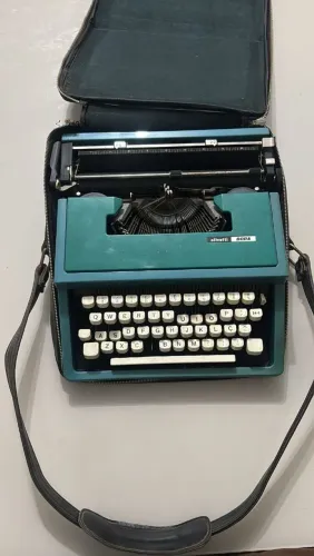 Máquina De Escrever Olivetti Dora Bicolor Com Estojo Original - Funcionando