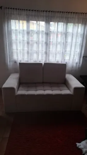 Sofá 2 Lugares Bege em Tecido Suede - Confortável e Compacto"