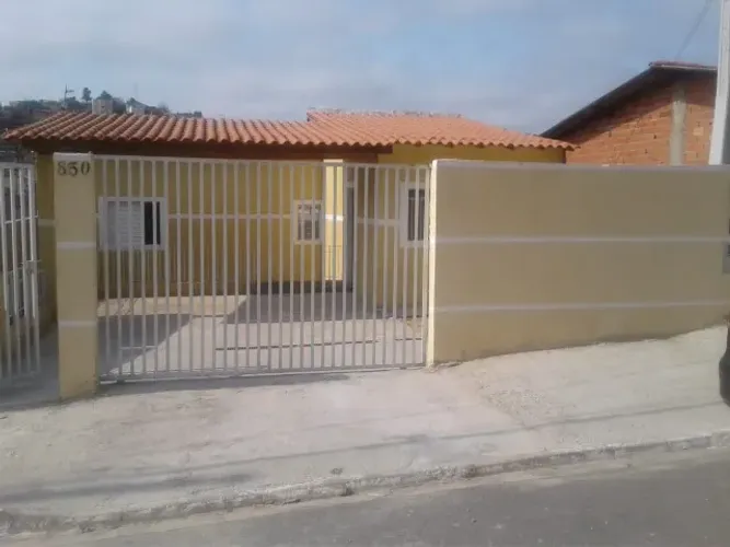 Casa em Mairinque, 03 quartos , garagem para 02 carros
