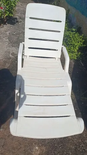 Vendo cadeira de piscina de plastico pequena avaria 