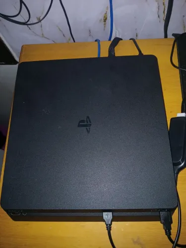 Ps4 slim 1TB, 3 controles + jogos
