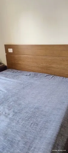 CAMA QUEEN COMPLETA: colchão, box bipartido, painel