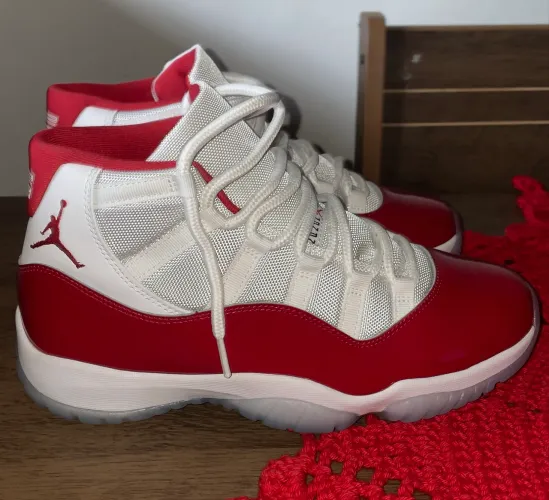 Air Jordan 11 Cherry