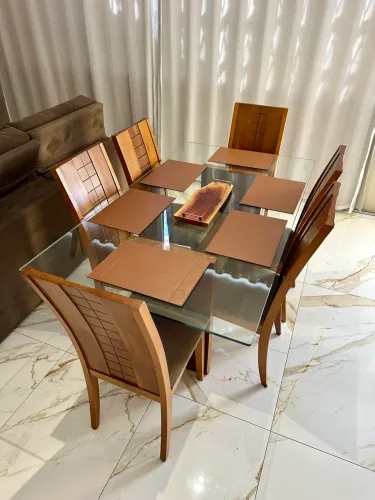 OPORTUNIDADE: Mesa de jantar em madeira com tampo de vidro + 6 cadeiras