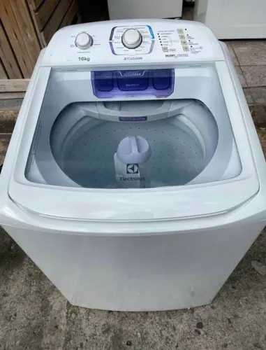 Máquina de lavar Electrolux 16kg moderna