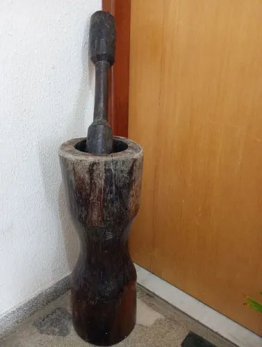Pilão de madeira maciça