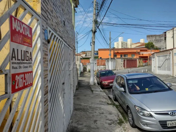 Casa para alugar com 2 dormitórios, cozinha conjugada banheiro e lavanderia. Vila Gustavo.