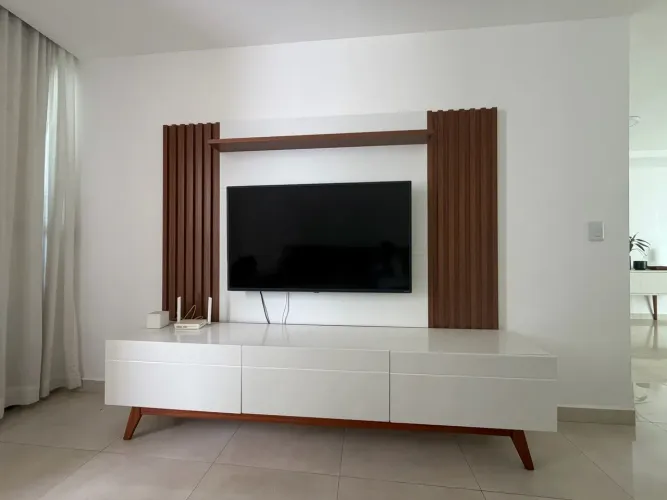 Conjunto rack (2,20m) e painel ripado (2,17m) para TV