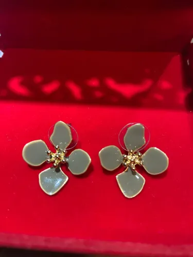 Brincos são do estilo Brinco Flor com design de pétalas 