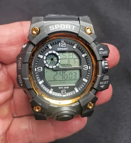 Relógio Masculino Digital Moderno com Acabamento Dourado
