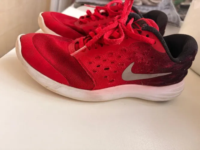 Tênis Nike, tamanho 35