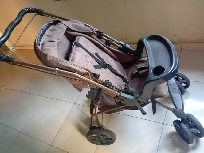 Vendo carrinho de bebê novo