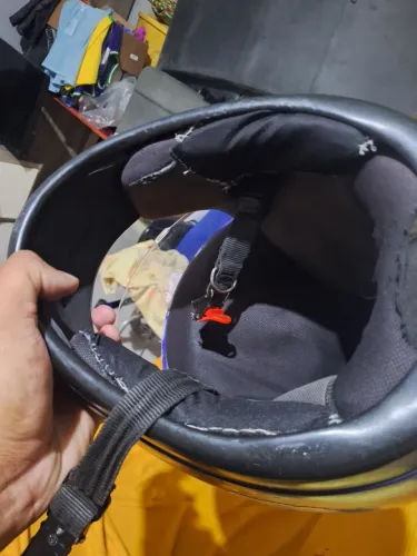 Capacete quebra galho.