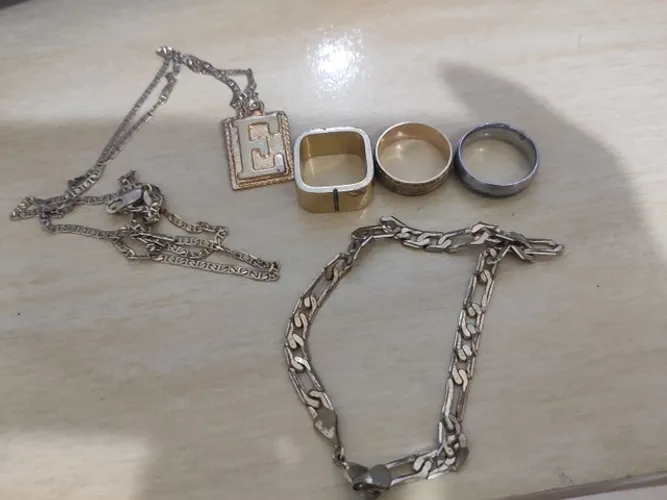 Alianças e correntes banhadas ouro.