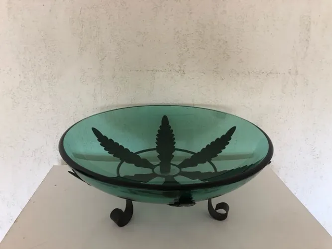 Centro de mesa com base de ferro e vidro curvo trabalhado DN 50 e h=25cm Black Friday