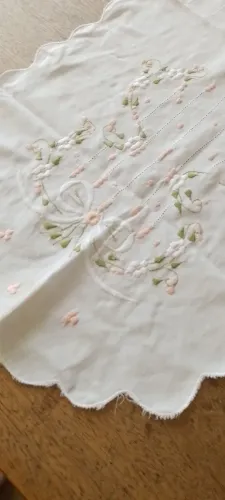 Caminho de mesa bordado
