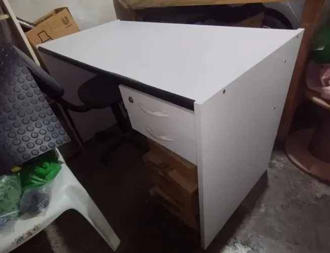 Mesa cinza claro mdf/nova com 2 gavetas e tranca