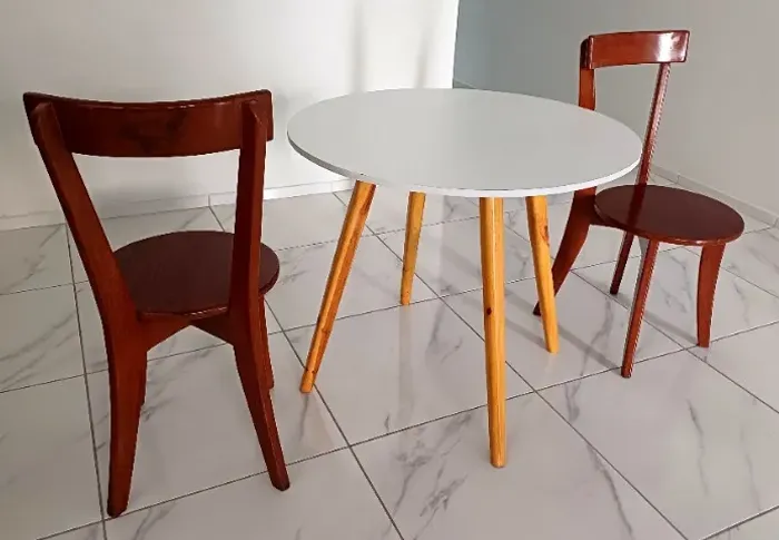 Mesa com 4 cadeiras de madeira