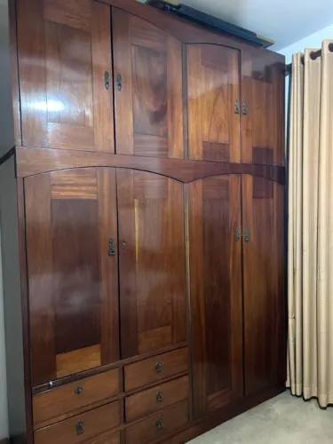 Guarda roupa de madeira maciça