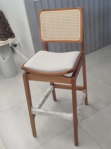 Banqueta maciça com estofado e palha