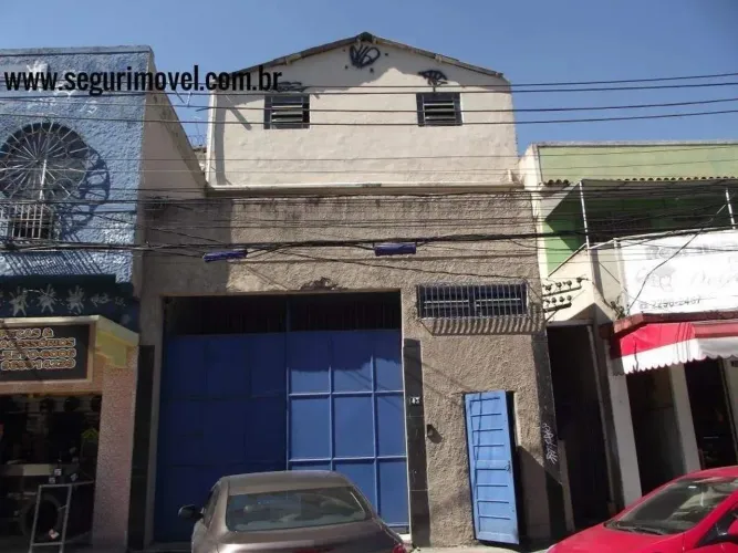 Galpão em Olaria a 30 metros da Av. Brasil em frente à Marinha 750m2