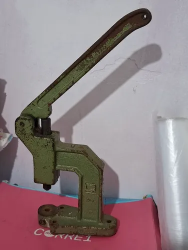 Maquina de cobrir botões 