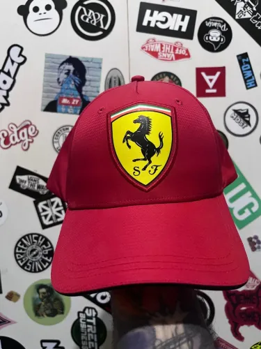 Boné Ferrari Vermelho importado